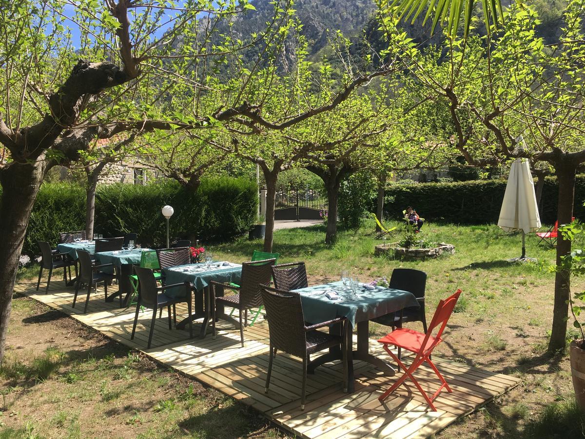 Pensjonat La Mirabelle-Casteil Country House Zewnętrze zdjęcie